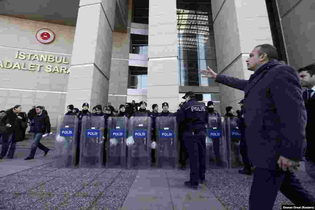 Operasyonun ardından Emniyet Teşkilatı’nda başlayan görevden almalar ve yer değiştirmeler de tüm hızıyla devam ediyor. İstanbul Emniyet Müdürlüğü’nün neredeyse tepeden tırnağa değiştirilmesinden sonra operasyon bugün Emniyet Genel Müdürlüğü ve Ankara Emniyeti’ne de sıçradı. REUTERS/Osman Örsal