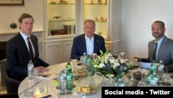 از راست: بدر البو سعیدی وزیر امور خارجه عمان، استیو ویتکاف فرستاده ویژه پرزیدنت ترامپ، و جرد کوشنر مشاور ارشد رئیس جمهوری آمریکا (۲۸ بهمن ۱۴۰۴)