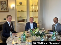 阿曼外交部在X平台公布的照片显示美国特使威特科夫、美国总统非正式的顾问库什纳会晤阿曼外交大臣布赛义迪。(2026年2月17日)