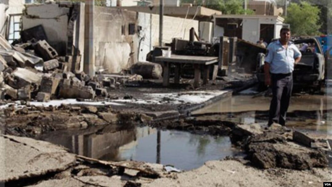 Polisi Irak memeriksa lokasi pemboman bunuh diri di depan kantor polisi di Baghdad, Rabu (12/10).