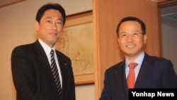 김규현 한국 외교부 제1차관(오른쪽)은 18일 일본 외무성을 방문해 기시다 후미오 외무상과 한일관계 개선 방안을 논의했다.