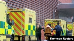 انتقال یک بیمار به بیمارستان سلطنتی لندن، ۱۱ دی ۱۳۹۹ (عکس از رویترز)