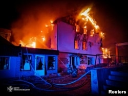 Spasioci rade na mestu ruskog raketnog udara u Nikolajevu, Ukrajina, 15. oktobar 2024. (Foto: Pres služba Državne službe za vanredne situacije Ukrajine/Handout preko Rojtersa)