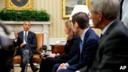 Le président Barack Obama, avec (de gauche à droite), la Secrétaire à la Santé Sylvia Burwell, le directeur des CDC Dr Thomas Frieden, et le directeur de l'Institut National des allergies et maladies infectieuses Dr Anthony Fauci, s'adresse à la presse dans le Bureau Ovale à la Maison Blanche à Washington, le vendredi 20 mai 2016, au sujet du virus Zika.