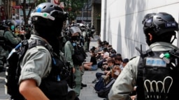 香港防暴警察拘押了利用午餐时间抗议国旗法的示威者。（2020年5月27日）
