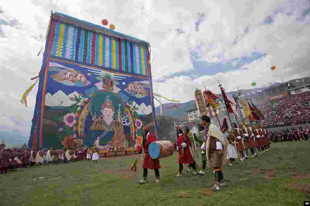 A large Thongdrel is unveiled during wedding celebrations for King Jigme Khesar Namgyel Wangchuck and Queen Jetsun Pema at the Changlimithang stadium in the capital Thimphu, October 15, 2011. (Reuters)