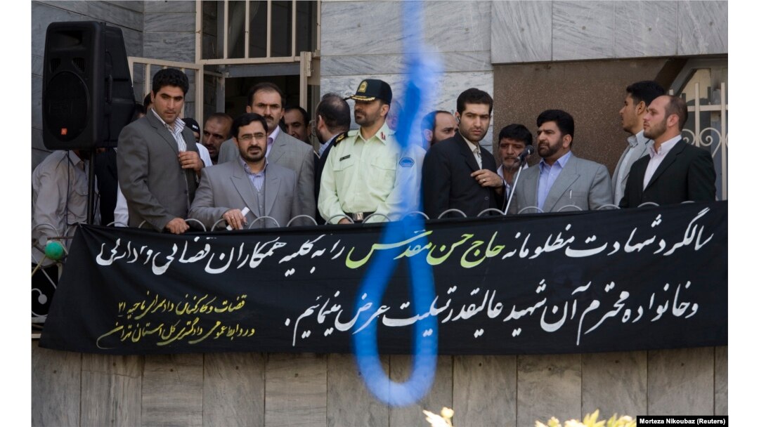 Jaksa Agung Teheran Saeed Mortazavi (kedua dari kiri) menghadiri eksekusi gantung Majid Kavousifar dan Hossein Kavousifar di Teheran 2 Agustus 2007. (Foto: Ilustrasi/REUTERS/Morteza Nikoubaz)