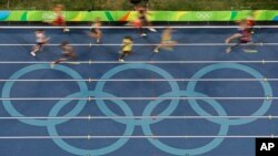 Runners make their way around the track during a 1500 meter semifinal at the athletics competitions of the 2016 Summer Olympics at the Olympic stadium in Rio de Janeiro, Brazil, Aug. 18, 2016. 