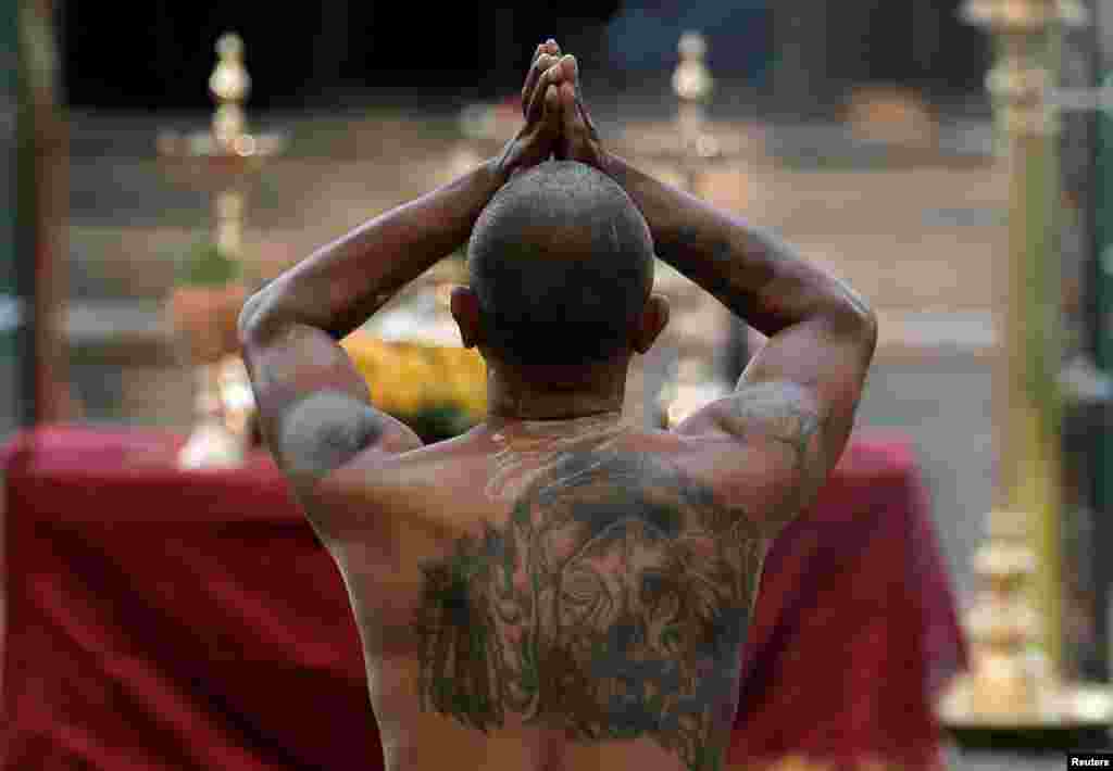 کولمبو کے ایک مندر کا پچاری تھائی پونگل تہوار کے موقع پر کی جانے والی خصوصی پوجا میں مصروف ہے۔