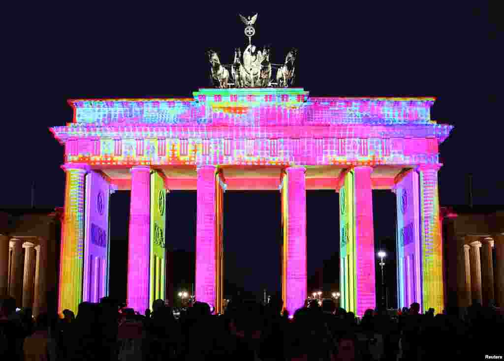 فستیوال چراغ در دروازه براندنبورگ در برلین آلمان
