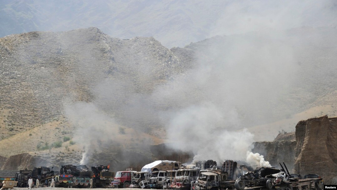 Asap mengepul setelah militan bersenjata berat menyerang pangkalan NATO di daerah Torkham, Afghanistan Senin pagi (2/9). 