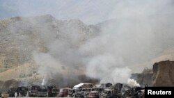 Asap mengepul setelah militan bersenjata berat menyerang pangkalan NATO di daerah Torkham, Afghanistan Senin pagi (2/9). 