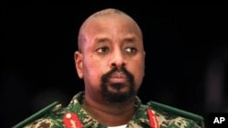 Lt. Jenerali Muhoozi Kainerugaba, mtoto wa Rais wa Uganda Yoweri Museveni, alipo hudhuria hafla ya shukrani huko Entebbe, Uganda Jumamosi, Mei 7, 2022.