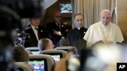 Tư liệu - Đức Giáo hoàng Phanxicô chào đón các nhà báo lên chuyến bay chở ông lên đường tông du Các Tiểu vương quốc Ả-rập Thống nhất, ngày 3 tháng 2, 2019.