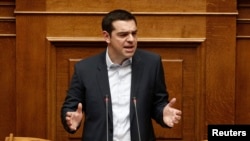 Tân Thủ tướng Hy Lạp Alexis Tsipras đang đối mặt với một số chỉ trích về gói triển hạn khoản cứu nguy kinh tế. 