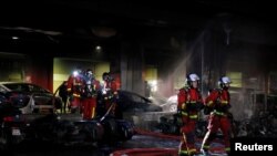 Les pompiers se déploient sur les lieux d'un incendie près de la gare de Lyon à Paris, en France, le 28 février 2020. (REUTERS/Gonzalo Fuentes)