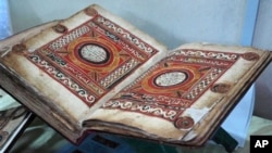 Alquran antik yang ditulis tangan dipamerkan di Harar, Ethiopia. (Foto:dok)