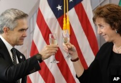 La embajadora de EE.UU. en México, Roberta Jacobson, brinda con el alcalde de Ciudad de México, Miguel Ángel Mancera, durante la ceremonia de colocación de la primera piedra del nuevo edificio de la Embajada estadounidense en la capital mexicana. Feb. 13 de 3018.