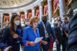 Ketua DPR Nancy Pelosi, berjalan untuk menandatangani RUU pendanaan sementara yang akan mencegah penutupan pemerintah, di Gedung Capitol, Washington, 30 September 2021.