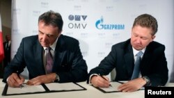  오스트리아 에너지업체 OMV(왼쪽)와 러시아 국영 에너지기업 가즈프롬 대표자들이 지난 2014년 빈에서 문서에 서명하고 있다. (자료사진)