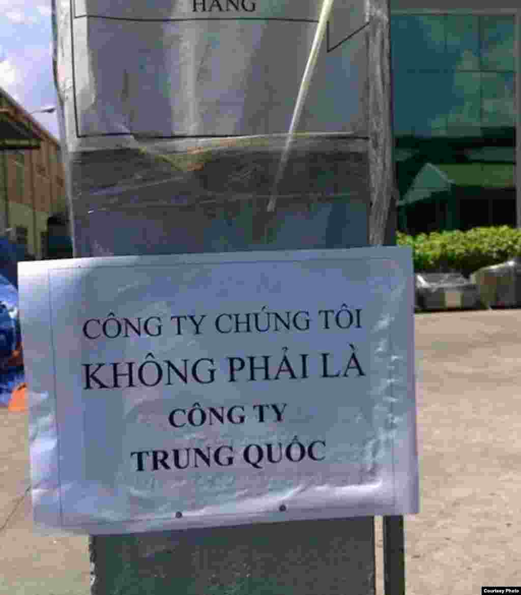 A banner says &ldquo;Our company is not a Chinese company&rdquo; in Binh Duong.