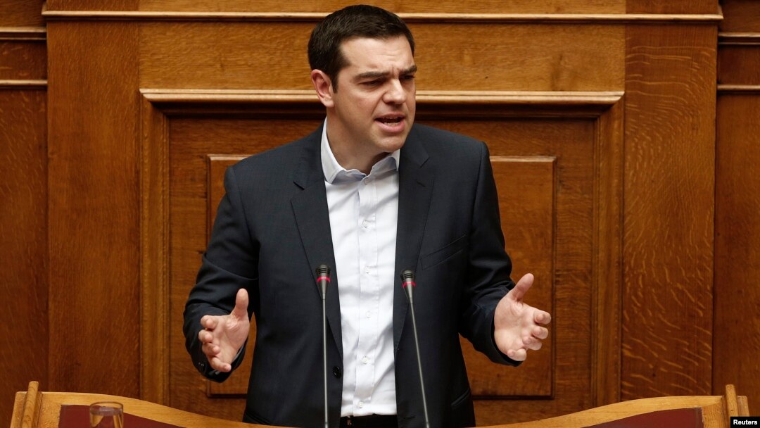 Perdana Menteri Yunani Alexis Tsipras memberikan pidato di hadapan anggota parlemen di Athena, hari Minggu (8/2).