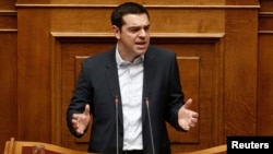 Perdana Menteri Yunani Alexis Tsipras memberikan pidato di hadapan anggota parlemen di Athena, hari Minggu (8/2).