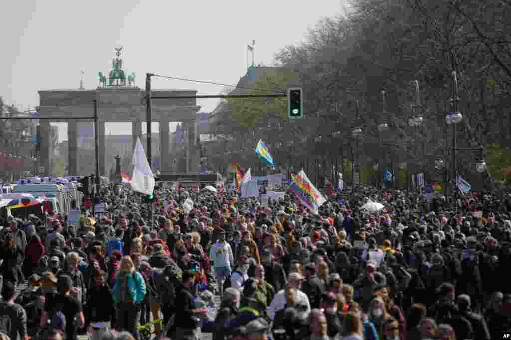 اعتراض تظاهرکنندگان به سیاست‌های دولت آلمان برای مبارزه با ویروس همه‌گیر کرونا در برلین، آلمان