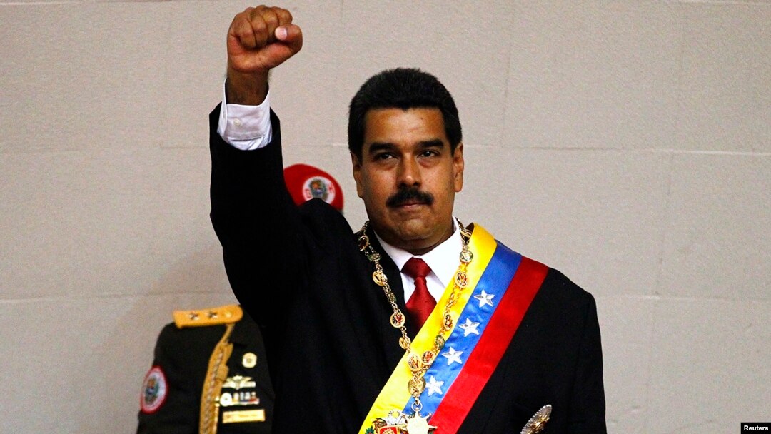 Presiden terpilih Venezuela, Nicolas Maduro dalam upacara sumpah jabatan di Caracas, Jumat (19/4). Komisi pemilu Venezuela melakukan penghitungan suara ulang hasil pilpres. 