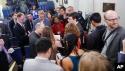 La subdirectora de Spicer, Sarah Huckabee Sanders, dijo que: "Estábamos tratando de hacer un grupo informal".