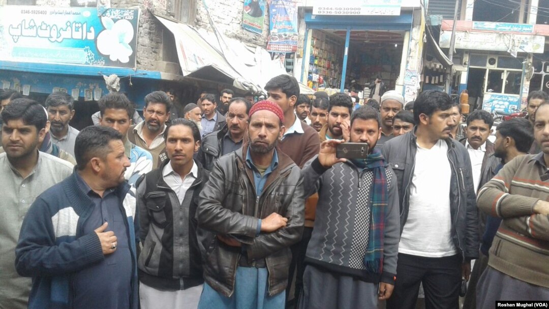 سرحد پار سے فائرنگ میں ایک نوجوان کی ہلاکت کے خلاف پاکستانی کشمیر کے سرحدی قصبے میں مظاہرہ۔ 22 فروری 2018