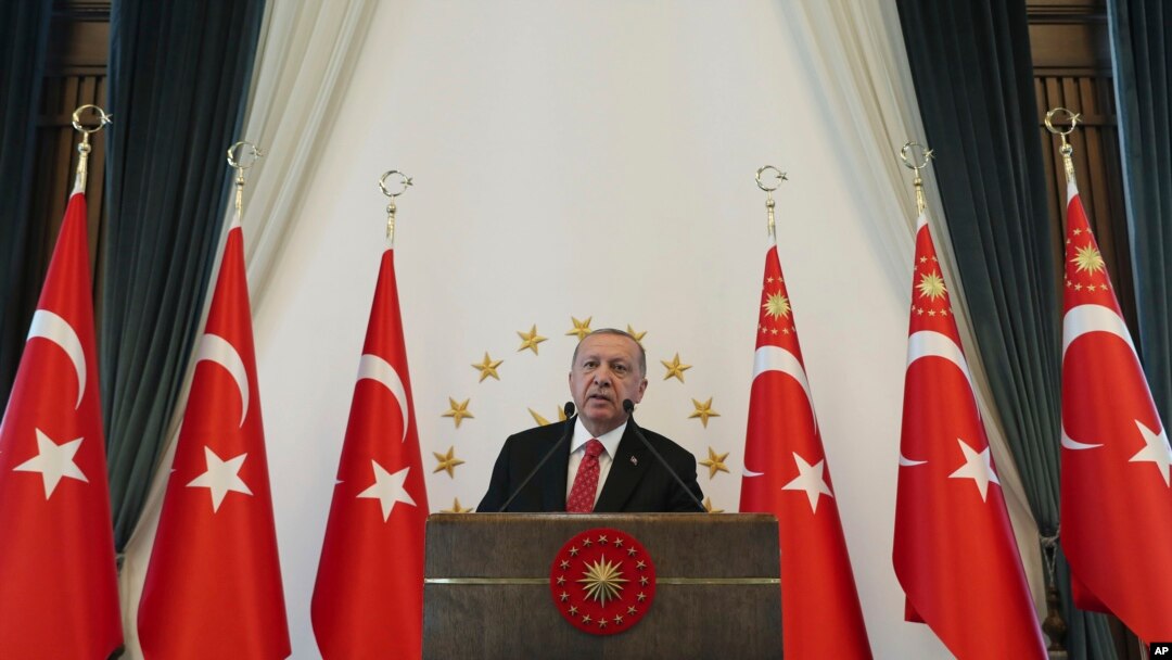 Presiden Turki Recep Tayyip Erdogan berbicara kepada sekelompok pengusaha AS di istananya, di Ankara, Turki, 10 September 2019. (Foto: Associated Press)
