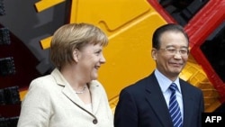 Thủ tướng Đức Angela Merkel (trái) và Thủ tướng Trung Quốc Ôn Gia Bảo