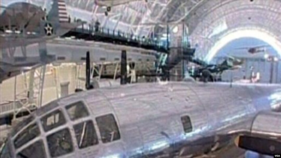 ARCHIVO - El "Enola Gay" B-29 de la Fuerza Aérea de EE.UU. que lanzó la bomba nuclear en Hiroshima, en exhibición en el Centro Udvar-Hazy del Museo del Aire y del Espacio en Dulles, Virginia.