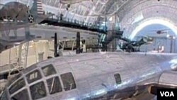 ARCHIVO - El "Enola Gay" B-29 de la Fuerza Aérea de EE.UU. que lanzó la bomba nuclear en Hiroshima, en exhibición en el Centro Udvar-Hazy del Museo del Aire y del Espacio en Dulles, Virginia.