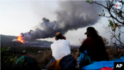 La Palma, con 85.000 habitantes que viven principalmente del cultivo de frutas y el turismo, es parte del archipiélago volcánico de las Canarias, situado frente al noroeste de África.