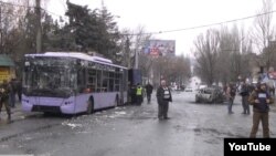 Donetskdə tralleybusa qumbara hücumu edilib - 13 nəfər ölüb