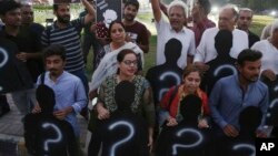 Pakistani human rights activists rally on International Day of the Disappeared in Peshawar, Pakistan, Aug. 30, 2018. 