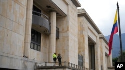 La policía hace guardia en la Corte Suprema de Justicia en Bogotá, Colombia, el jueves 22 de febrero de 2024. Se espera que la Corte Suprema de Colombia elija a un nuevo fiscal.