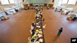 Des agents électoraux vérifient le décompte des voix au 'National Tallying Centre' à Nairobi, au Kenya, le 6 mars 2013.