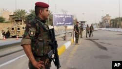 Pasukan keamanan Irak menjaga ketat 'Zona Hijau' di Baghdad, hari Senin (5/10). 37 orang tewas dalam serangkaian serangan bom mobil di seluruh Irak.