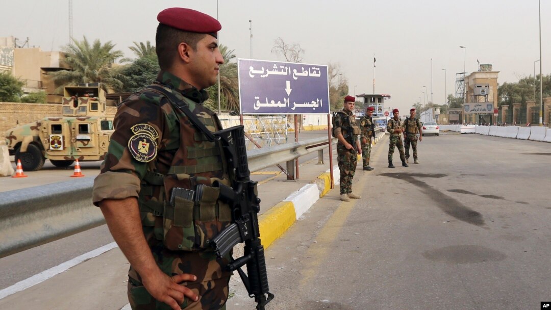 Pasukan keamanan Irak menjaga ketat 'Zona Hijau' di Baghdad, hari Senin (5/10). 37 orang tewas dalam serangkaian serangan bom mobil di seluruh Irak.