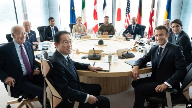 拜登总统5月21日在日本G7峰会上与参加峰会的其他领导人在一起。