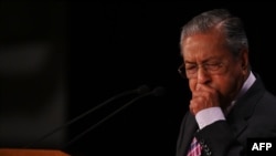 မှတ်တမ်းဓာတ်ပုံ - မလေးရှား ဝန်ကြီးချုပ် Mahathir Mohamad ကို တိုကျိုက သတင်းစာ ရှင်းလင်းပွဲမှာ တွေ့ရစဉ်။ 