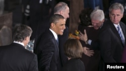 Usai upacara pelantikan, Presiden Obama dan para pejabat AS lainnya melakukan santap siang di aula Statuary Hall, Gedung Capitol, Senin (21/1). 