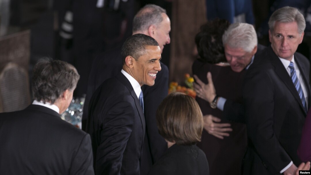 Usai upacara pelantikan, Presiden Obama dan para pejabat AS lainnya melakukan santap siang di aula Statuary Hall, Gedung Capitol, Senin (21/1). 