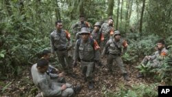 Medan yang sulit di Gunung Salak menyulitkan proses evakuasi oleh tim Basarnas. Kondisi pesawat yang hancur mempersulit pencarian kotak hitam, yang hingga kini belum ditemukan (foto: dok).