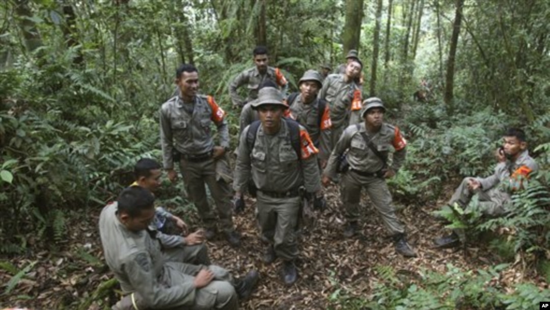 Medan yang sulit di Gunung Salak menyulitkan proses evakuasi oleh tim Basarnas. Kondisi pesawat yang hancur mempersulit pencarian kotak hitam, yang hingga kini belum ditemukan (foto: dok).