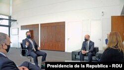 Presidente Luis Lacalle Pou reunido con director sénior para el Hemisferio Occidental, Juan González, y la subsecretaria interina para Asuntos del Hemisferio Occidental del Departamento de Estado, Julie Chung. [Foto cortesía presidencia Uruguay].