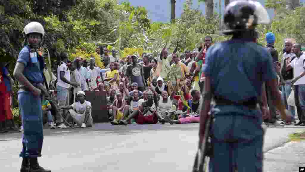 Demonstrators trying to march to the town center confront police, before they were dispersed with tear gas, in the Ngagara district of Bujumbura, Burundi, May 13, 2015.